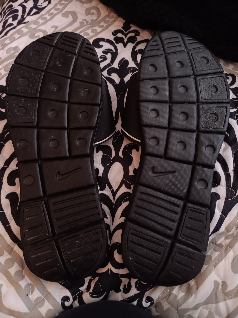 Nike Black and White Slide Sandals - Picture 6 of 7